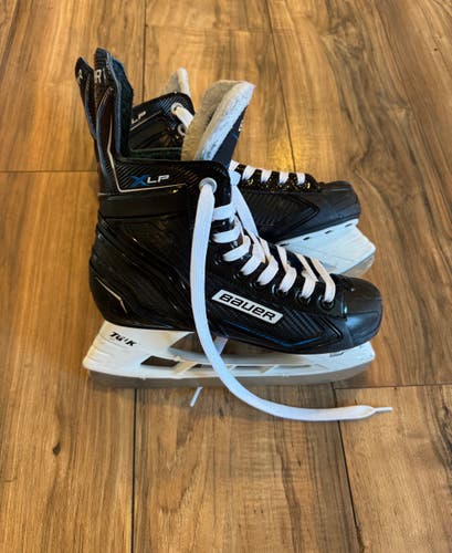 Senior Bauer XLP Hockey Skates | Size 6 (Used)