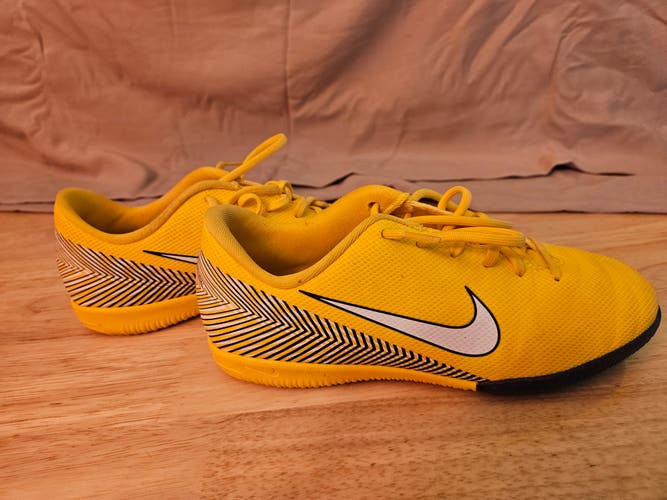 Yellow Unisex 4Y (Big Kids / Youth) Nike Mecurial Neymar Indoor Cleats (Used)
