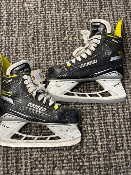 Junior Bauer Supreme S35 Hockey Skates Regular Width Size 3.5 (Used)