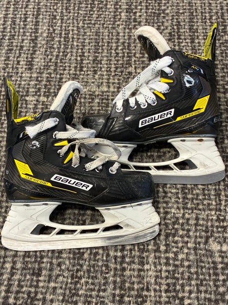 Junior Bauer Supreme M4 Hockey Skates Regular Width Size 3 (Used)
