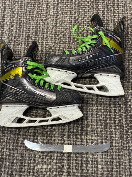Senior Bauer Supreme Matrix Hockey Skates 7.5 (Used)