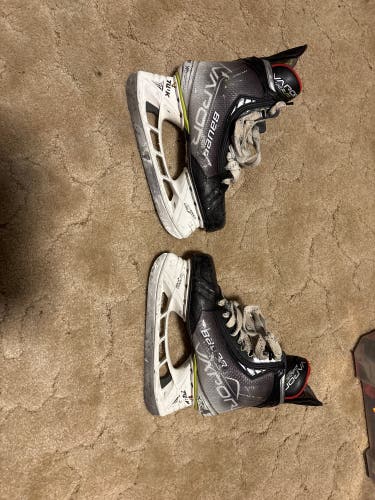 2021 Bauer Vapor Hyperlite Hockey Skates Regular Width 8 (Used)