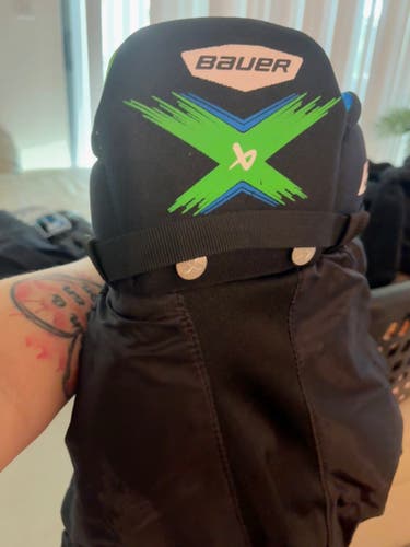 Youth Medium Bauer Hockey Pants (New)