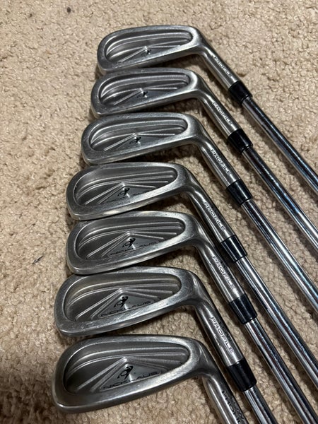 Rare - Nicklaus Air Max Right Handed Iron Set Regular Flex (7 Clubs) #5 - #9, PW, SW Steel Shaft