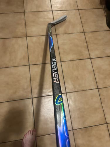 Intermediate Bauer Vapor FlyLite Right Handed Hockey Stick P28 61 Flex Pro Stock (Used)