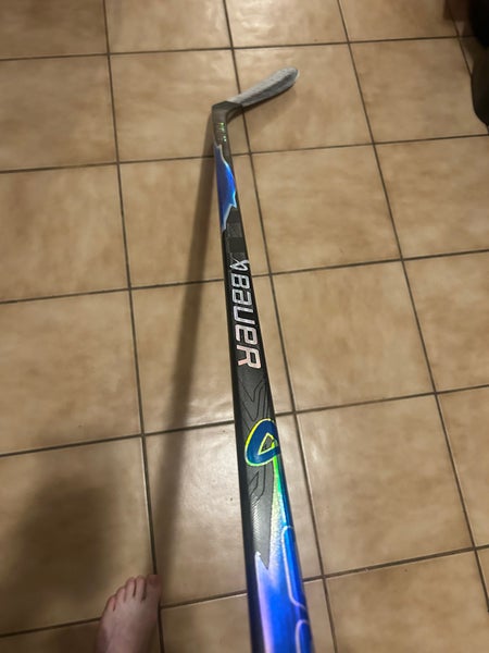Intermediate Bauer Vapor FlyLite Right Handed Hockey Stick P28 61 Flex Pro Stock (Used)