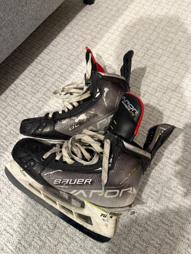 2021 Bauer Vapor Hyperlite Hockey Skates 9.5 (Used)
