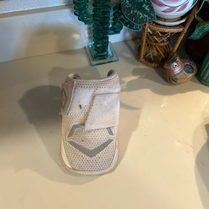 White Adult Small/Youth XL EvoShield Elbow Guard Elbow Protection (Used)