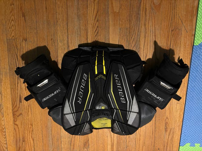 Medium Bauer Supreme s29 Goalie Chest Protector (Used)