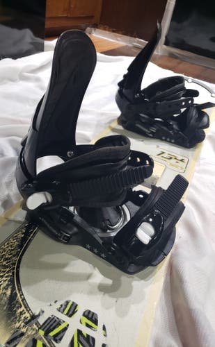 134cm ROSSIGNOL ROC-T SNOWBOARD w/ ADULT S/M ROSSIGNOL REFLET BINDINGS *USED*