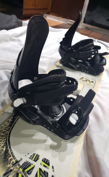 134cm ROSSIGNOL ROC-T SNOWBOARD w/ ADULT S/M ROSSIGNOL REFLET BINDINGS *USED*