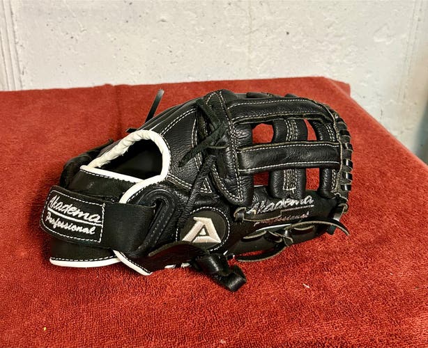 Akadema AJT-99 RHT Baseball Glove 11"