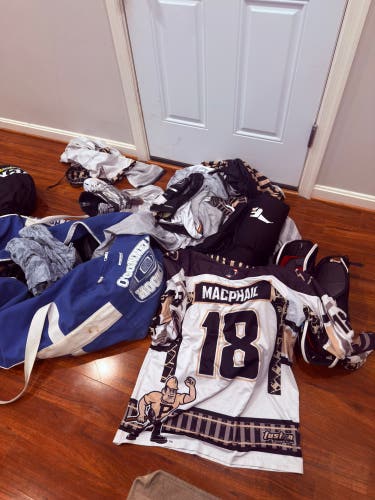 Full set of roller hockey gear
