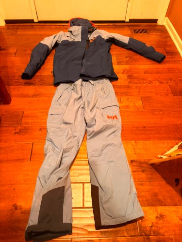Women's Medium Helly Hansen Jacket and Snowpants (Used)