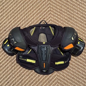 Men's Medium Junior CCM Tacks AS-V Pro Shoulder Pads (Used)