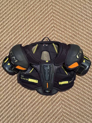 Men's Medium Junior CCM Tacks AS-V Pro Shoulder Pads (Used)