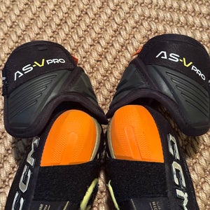 Junior Medium CCM Tacks AS-V Pro Elbow Pads (Used)