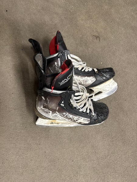 2021 Bauer Vapor Hyperlite Hockey Skates Regular Width 7 (Used)