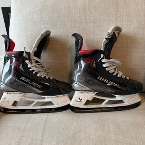 Bauer Vapor 5x pro Hockey Skates Size 5.5 (Used)