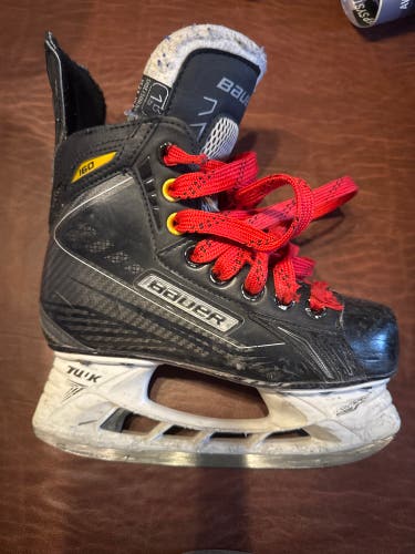 2015 Bauer Supreme 160 Hockey Skates Regular Width Size 1.5 (Used)