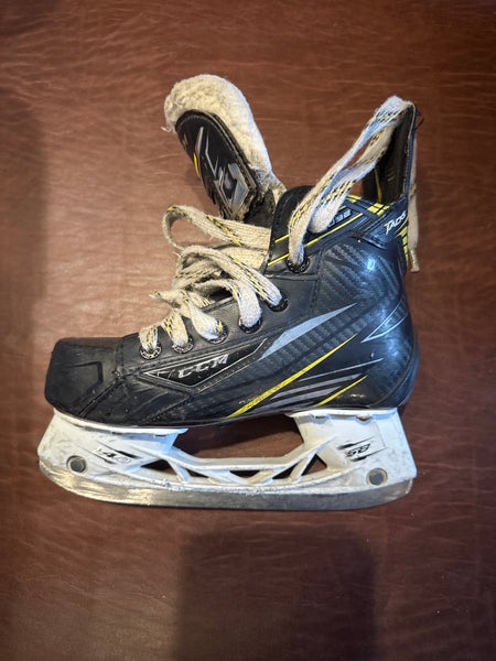 2016 CCM Tacks 4092 Hockey Skates Regular Width Size 1.5 (Used)
