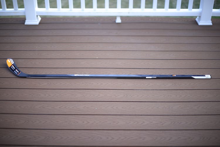 Senior Easton V9 Right Handed Hockey Stick Toe Pattern - E28 (New)