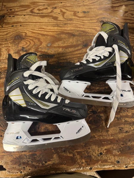 True Catalyst 5 Hockey Skates Regular Width Size 4 (New)