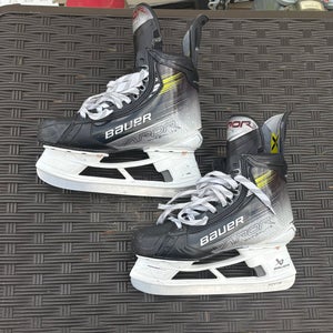 2023 Bauer Vapor Hyperlite 2 Hockey Skates 9 (Used)