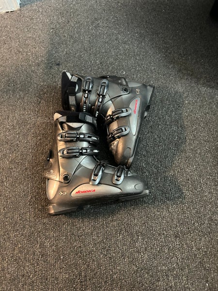 Mondo 28 & 28.5 Men's Nordica Ski Boots Medium Flex (Used)