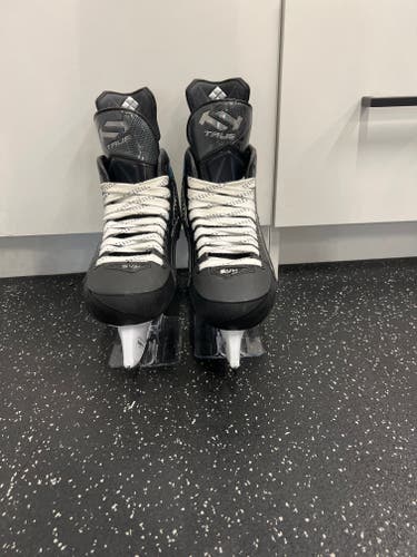 2024 True SVH Pro Hockey Skates 8 (Used)