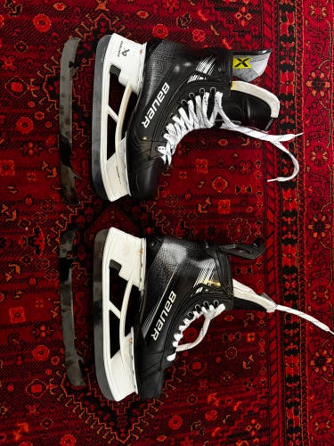 2023 Bauer Vapor Hyperlite 2 Hockey Skates Pro Stock 9.5 (Used)