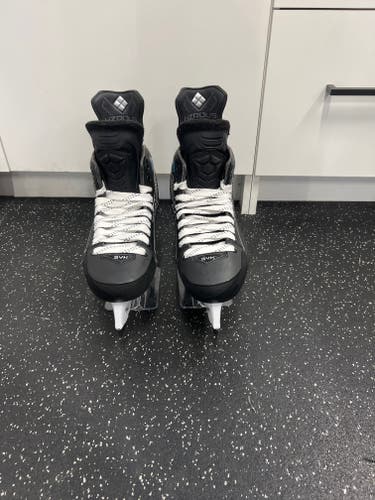 2024 True SVH Pro Hockey Skates 8 (Used)