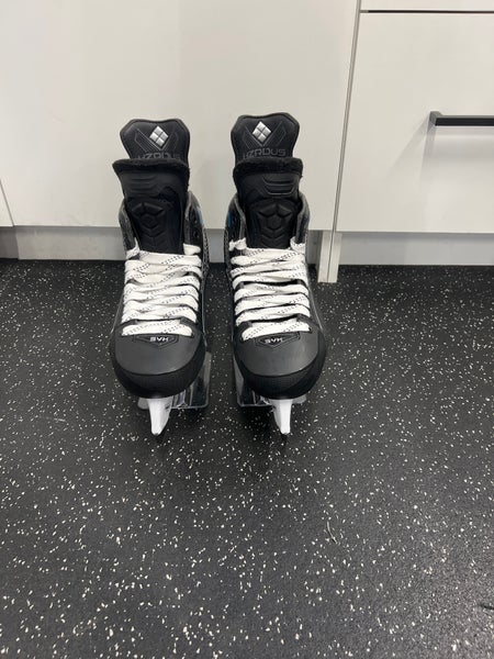 2024 True SVH Pro Hockey Skates 8 (Used)