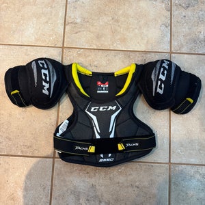 Medium Youth CCM Tacks 9550 Shoulder Pads (Used)
