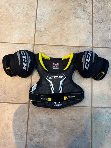Medium Youth CCM Tacks 9550 Shoulder Pads (Used)