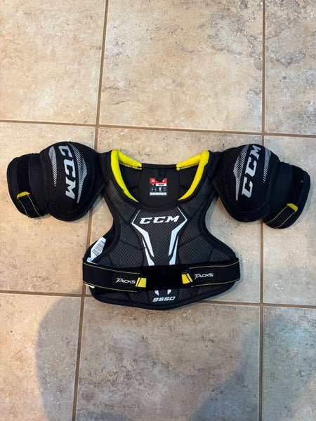 Medium Youth CCM Tacks 9550 Shoulder Pads (Used)