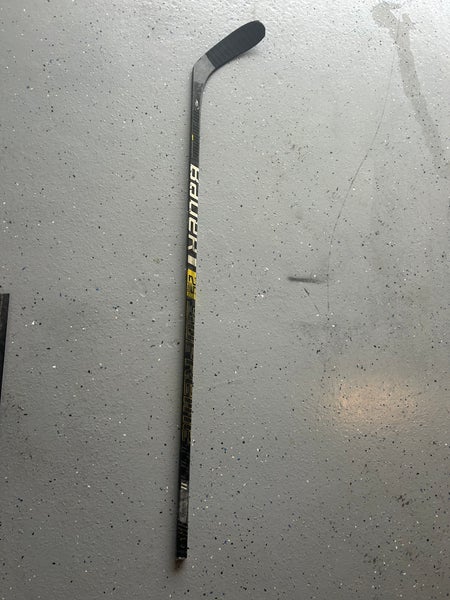 Senior Bauer Supreme 2S Pro Right Handed Hockey Stick P28 70 Flex (Used)