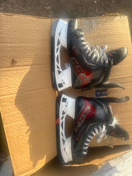 2025 CCM JetSpeed FT8 Pro Hockey Skates Regular Width 8 (Used)