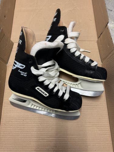 1995 Bauer Hockey Skates Regular Width Size 2 (New)