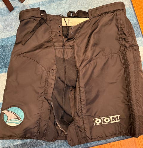 San Jose Sharks CCM MHP520LWP.SP Hockey Pants Shell - Senior Medium (Used)