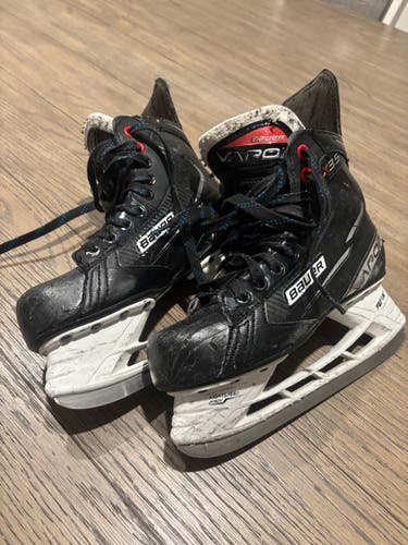 Bauer Vapor X3.5 Hockey Skates Regular Width Size 5.5 (Used)