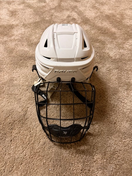 Medium Bauer Re-Akt 155 Helmet (Used)