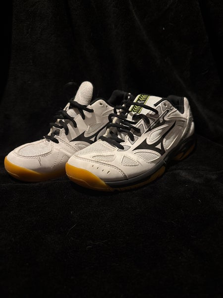 White Women's Size M 7.5 (W 8.5) Youth Mizuno Shoes (Used)