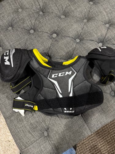 Small Youth CCM Tacks 9550 Shoulder Pads (Used)