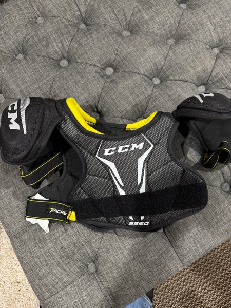Small Youth CCM Tacks 9550 Shoulder Pads (Used)