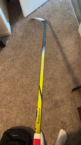 Senior Bauer Vapor Hyperlite 2 Right Handed Hockey Stick P28 77 Flex Pro Stock (Used)