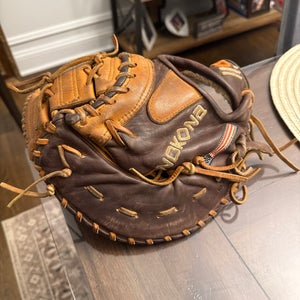 2022 Nokona Alpha RH First Base Baseball Glove 10.5" (Used)