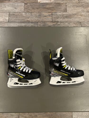2023 Bauer Vapor X4 Hockey Skates Regular Width Size 1.5 (Used)