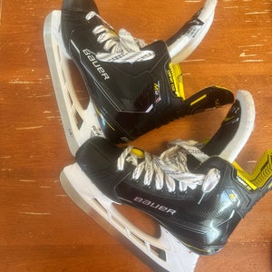 2022 Bauer Supreme M4 Hockey Skates Regular Width Size 5.5 (Used)