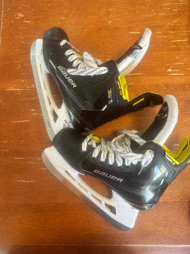 2022 Bauer Supreme M4 Hockey Skates Regular Width Size 5.5 (Used)